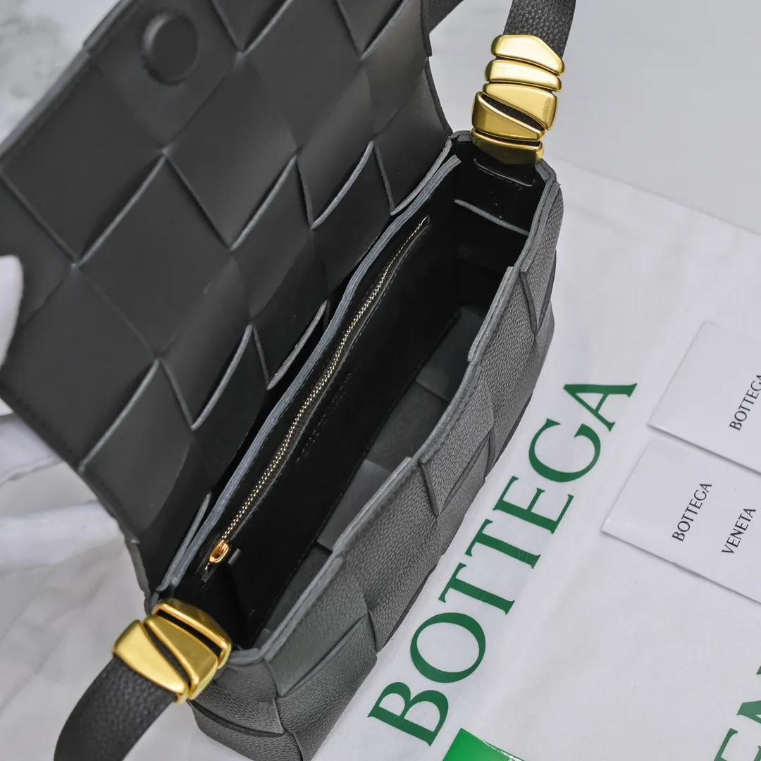 The new CASSETTE has a new version. Metal accessories. This is a popular item. The leather surface is replaced by pebbled cowhide that is more wear-resistant and durable. The inner leather is still made of soft lambskin. What is even more unique is that highly designed metal accessories are added to both sides of the shoulder strap. The metal on both sides is deliberately loosened, making a pleasant "ding" sound during use. The ultra-detailed design is perfect! Size 23x15x5.5 Model 6687#